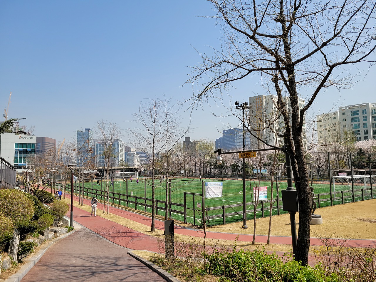 除了展现对